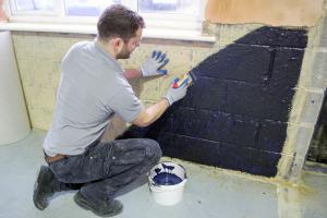 Applying damp proof paint